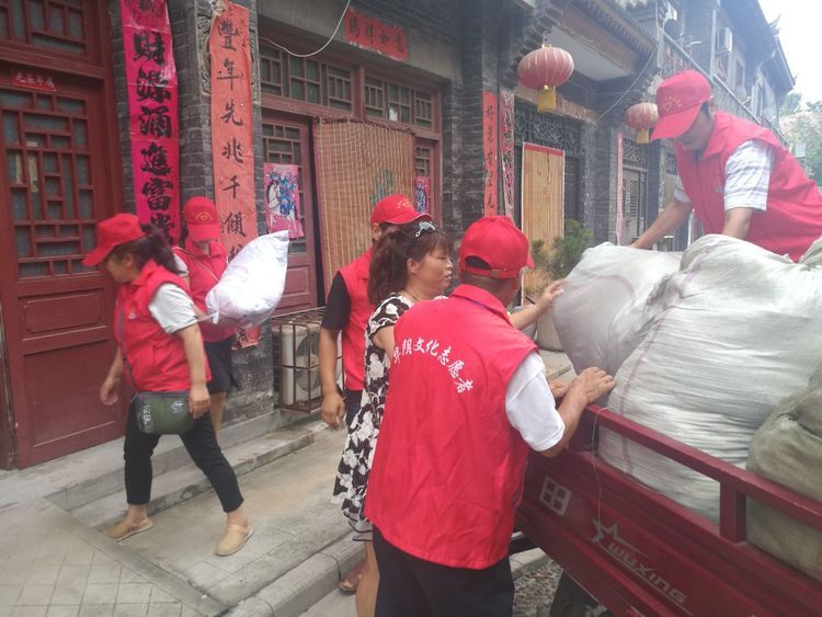 华阴市文化志愿者服务中心向甘肃文县灾区邮寄