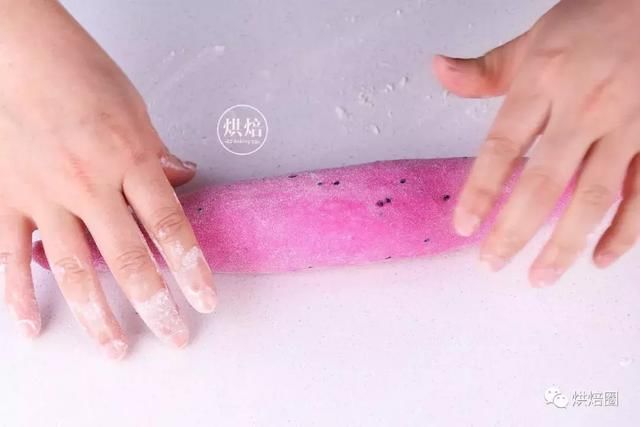 面团里一滴液体也没有 全靠红心火龙果撑起这