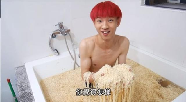 这名行为大胆、奇葩的男网红昵称“小玉”，一直在不断挑战公众认知，做一些实验性的事情。这次浴缸煮泡面是小玉打算一人挑战吃400包泡面，但是鉴于浴缸不大，一次只煮了100包。
