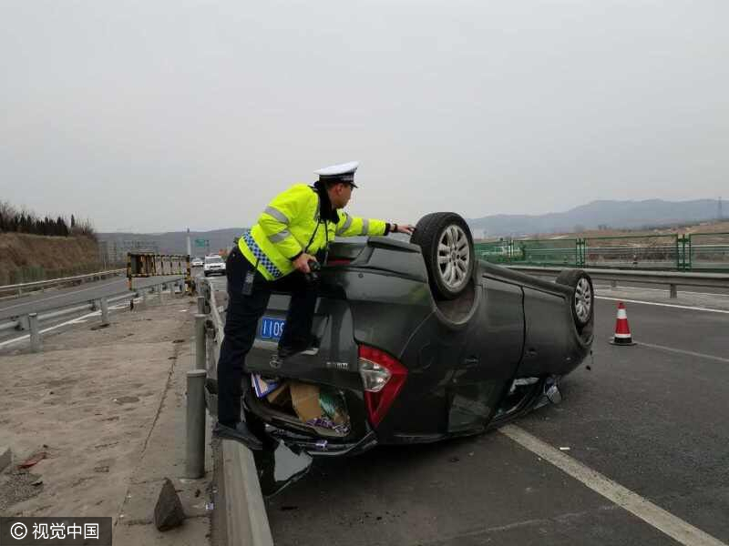 四轮朝天!一轿车撞高速隔离带翻扣路中央 四轮朝天!一轿车撞高速隔离带翻扣路中央