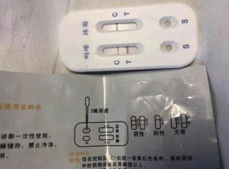 警察为周女士做尿检时 尿检片冰毒格显示为阳性