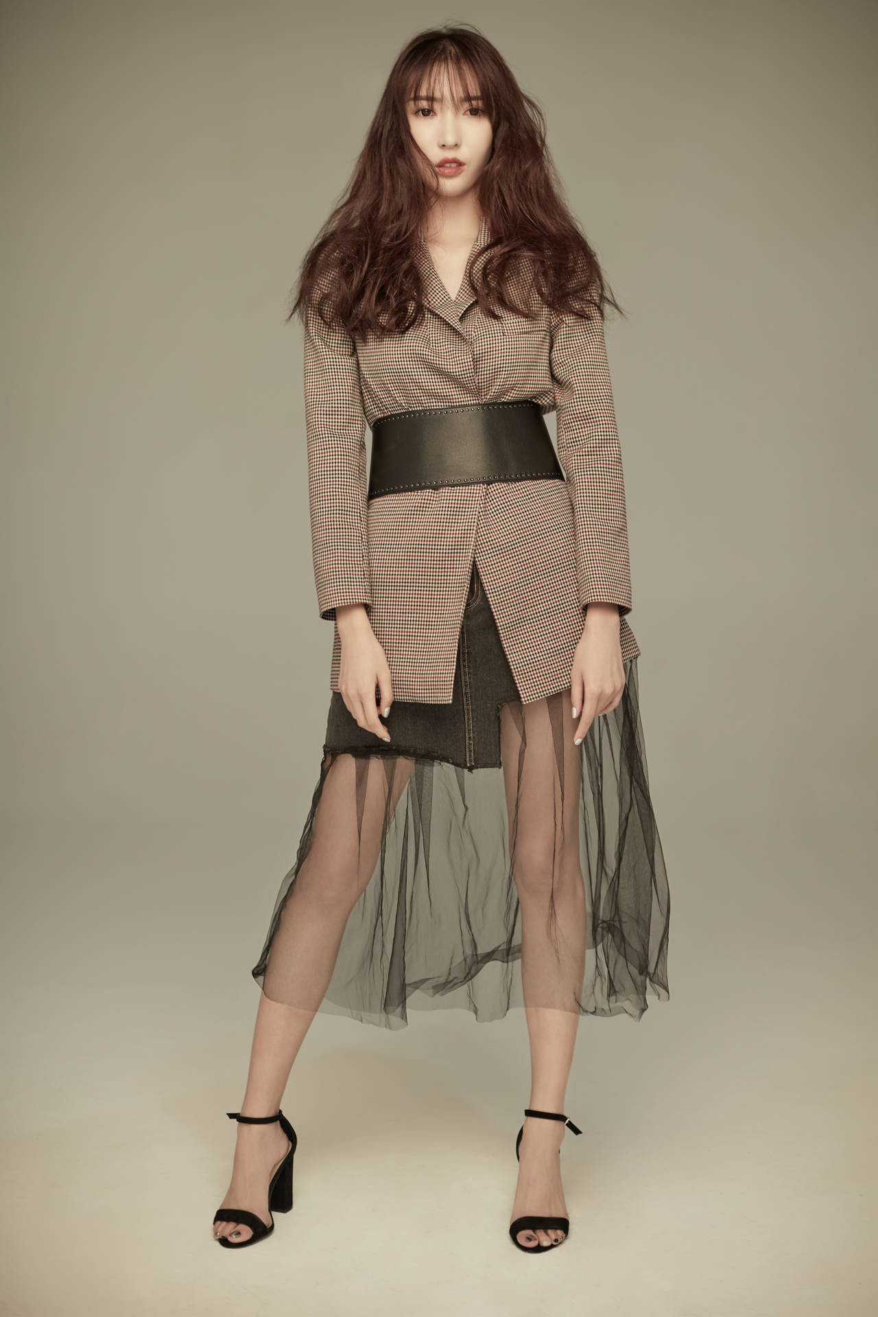 张洪艺高冷写真曝光 大秀美腿优雅迷人