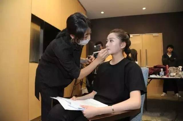 唐嫣罗晋退出央视春晚却在北京春晚撒狗粮?