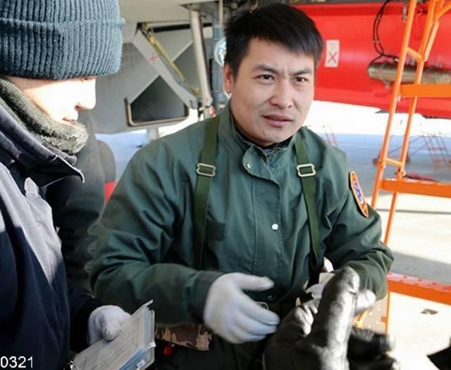 他是中国最伟大飞行员,为保住歼15战机,错过最