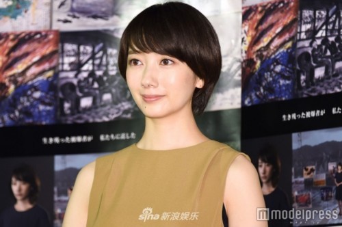 组图:日女星波瑠出席新节目发布会 短发利落长裙摇曳