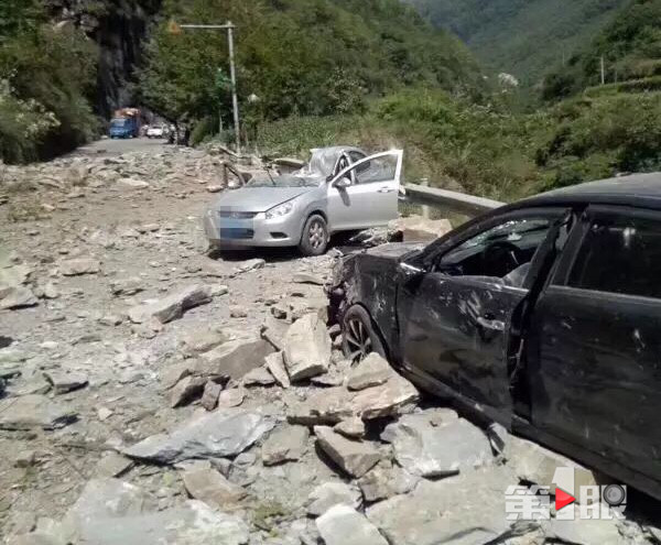落石砸车致2人遇难 孕妇死前护住胎儿
