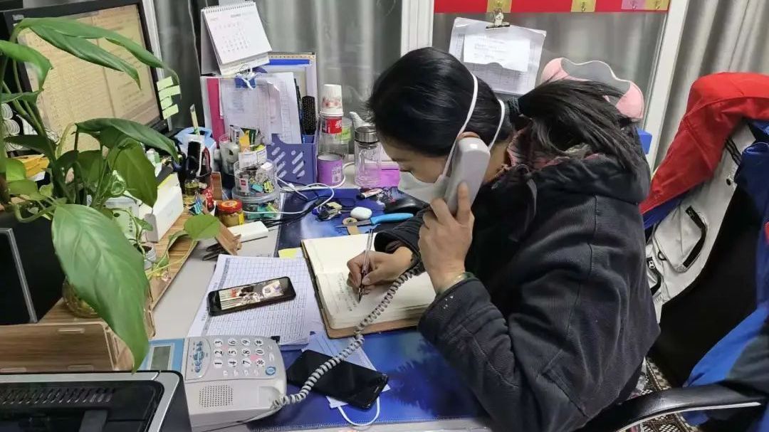 电话问询、送药上门,怀柔社区为居家感染者送上“贴心服务” 电话问询、送药上门,怀柔社区为居家感染者送上“贴心服务”