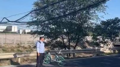 路口电线被刮撞垂落，交警妥善处置保安全