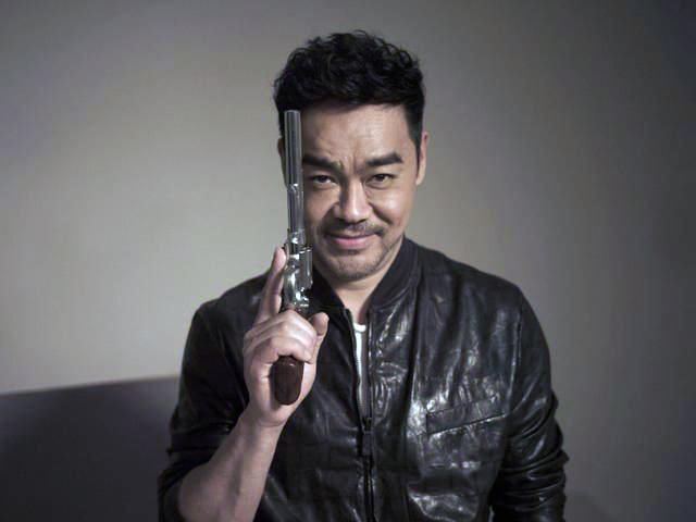 香港警匪片不愧是暴力美学,这些影帝拿枪的姿