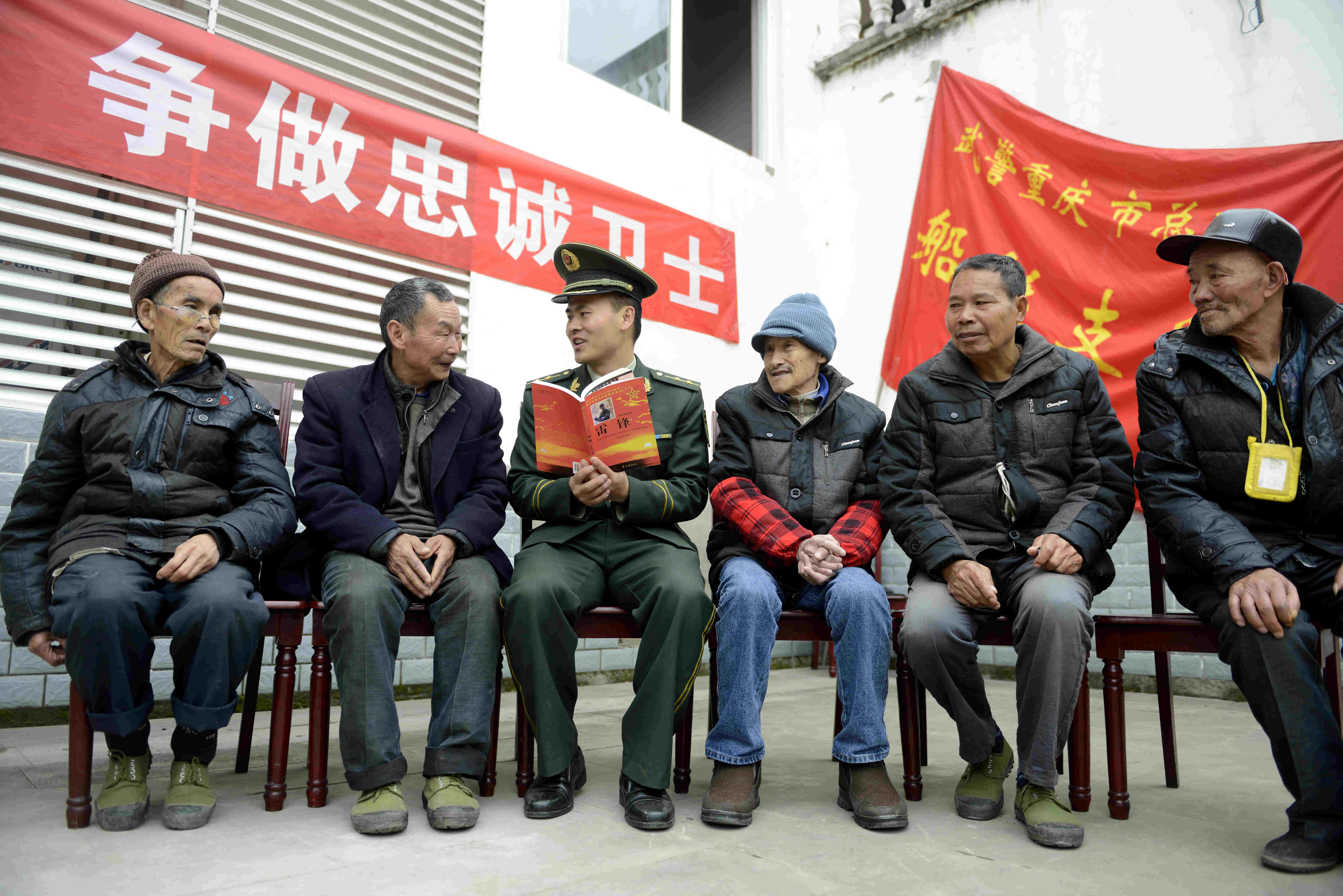 武警重庆总队官兵看望慰问驻地孤寡老人。黄培宏摄