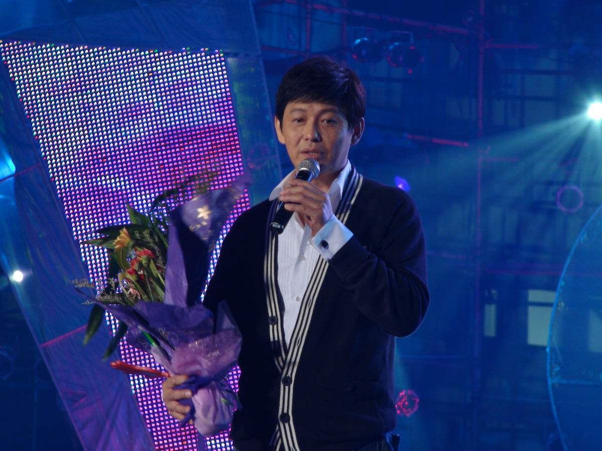 《欢乐总动员》这个在当时比《快乐大本营》还要红的综艺的主持人