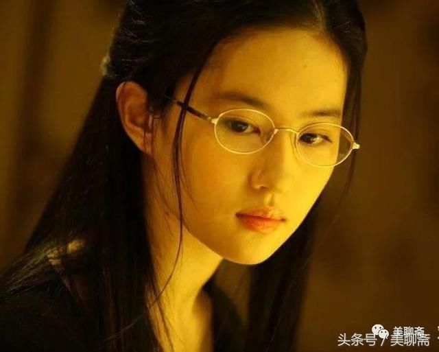 Angelababy晒化妆视频,网友说嘴角开到耳朵根