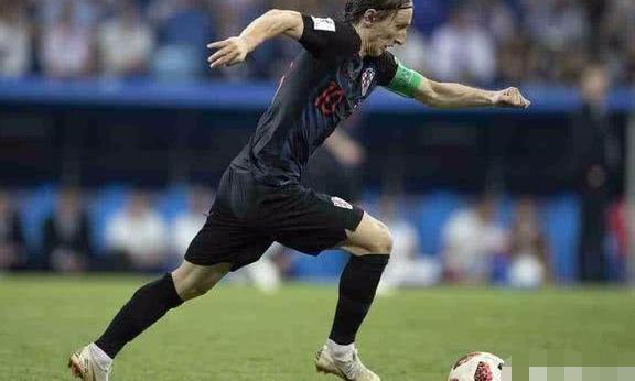 莫德里奇为啥不高不壮,却能踢成世界级球员?说