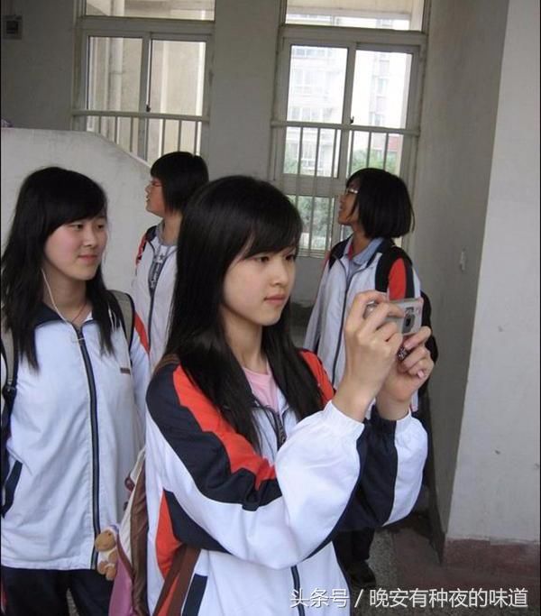 看了奶茶妹妹学生时代的相片,才知道刘强东要