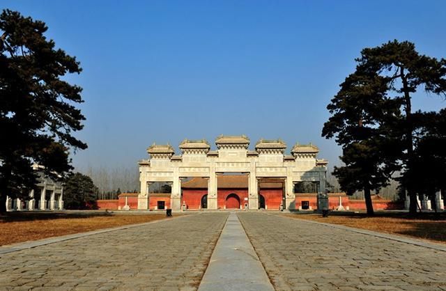 雍正地宫被挖到一半时,一考古专家到现场看了