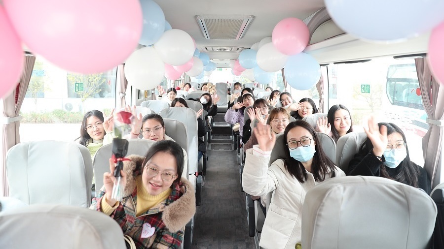 “左手牵你,右手敬礼”东风快递员与你在军营浪漫相遇 “左手牵你,右手敬礼”东风快递员与你在军营浪漫相遇