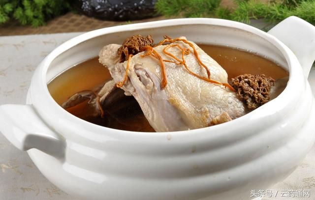 黑枸杞和红枸杞的区别,到底是吃红枸杞还是黑枸杞