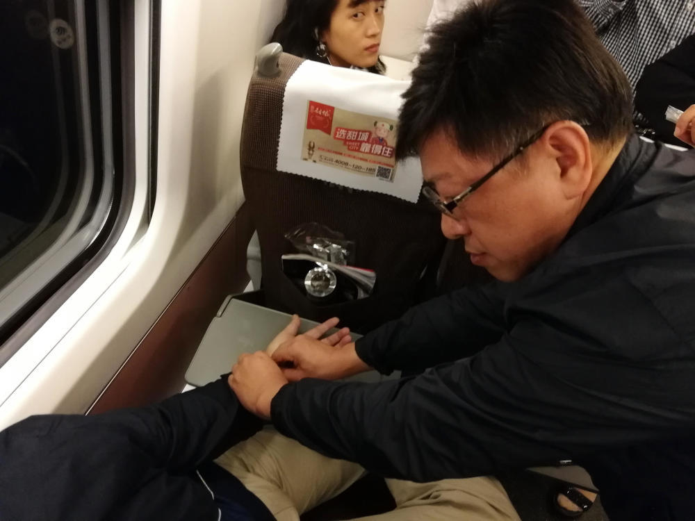 辽宁中医药大学的副校长石岩当时在8号车厢，有几名学生在3号车厢，他们听到广播后，不约而同的奔赴6号车厢。