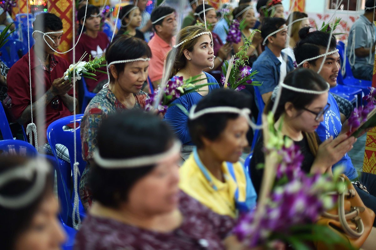 这些佛教徒躺在棺材里，僧人用一块布将他们盖住，吟唱葬礼上的挽歌，然后他们再坐起来。信徒们相信这种宗教仪式可以消除因果报应、驱除厄运，迎来新生，保佑身体健康、财源广进及梦想成真。