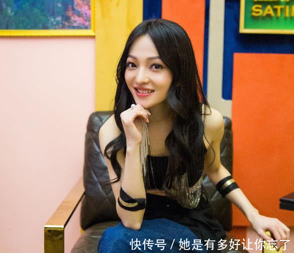 张韶涵来炫富,把26条珍珠项链做成衣服,让人都