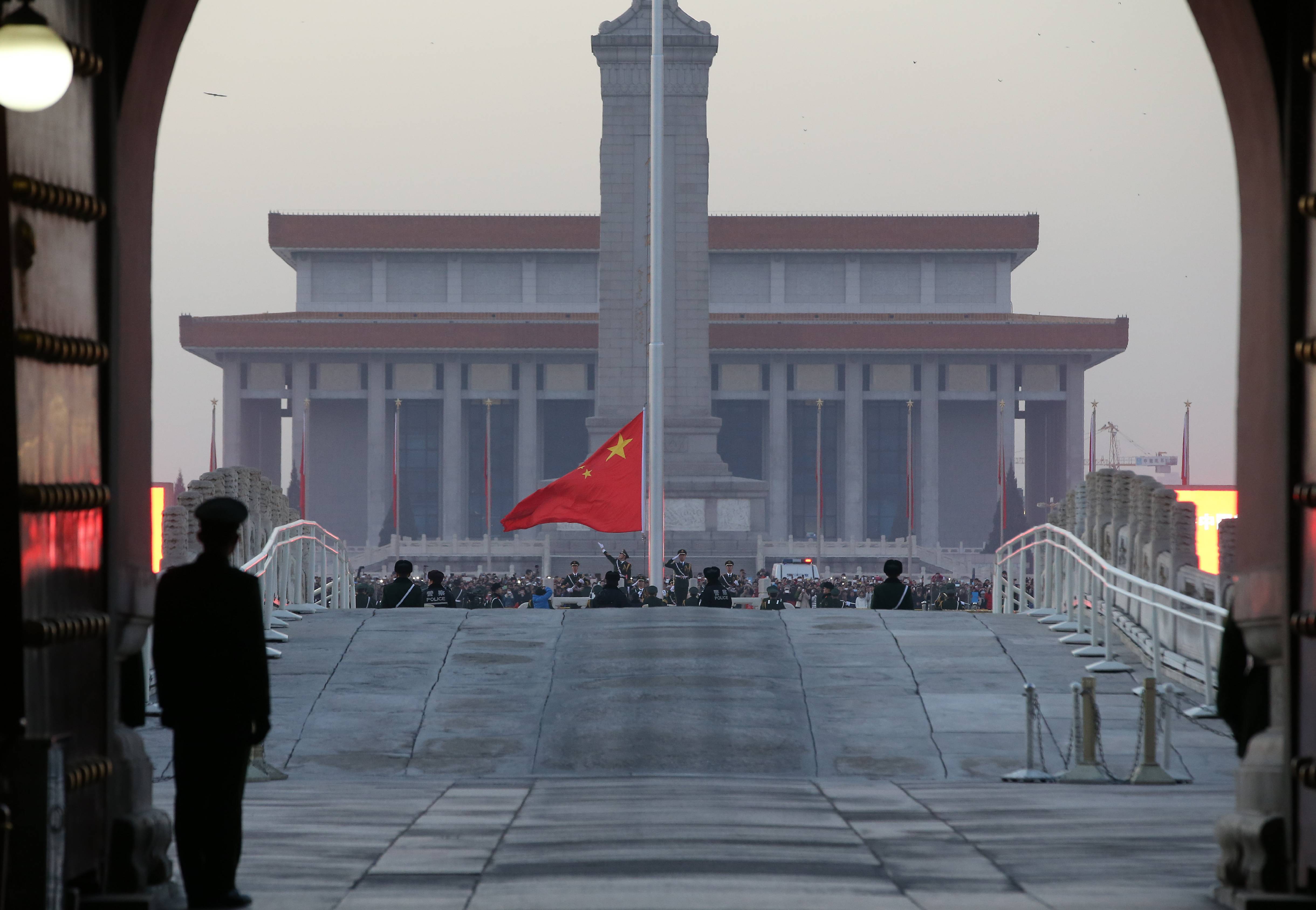 2014年1月1日,武警北京总队国旗护卫队在天安门广场举行升旗仪式。当日清晨,两万余名群众观看升旗仪式迎接新年到来。李光印摄