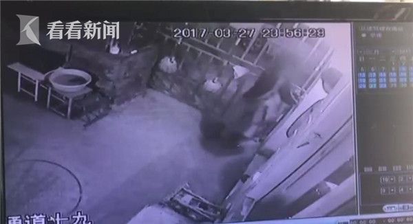 男子酒后猥亵被拘 光着下身往女子身上蹭