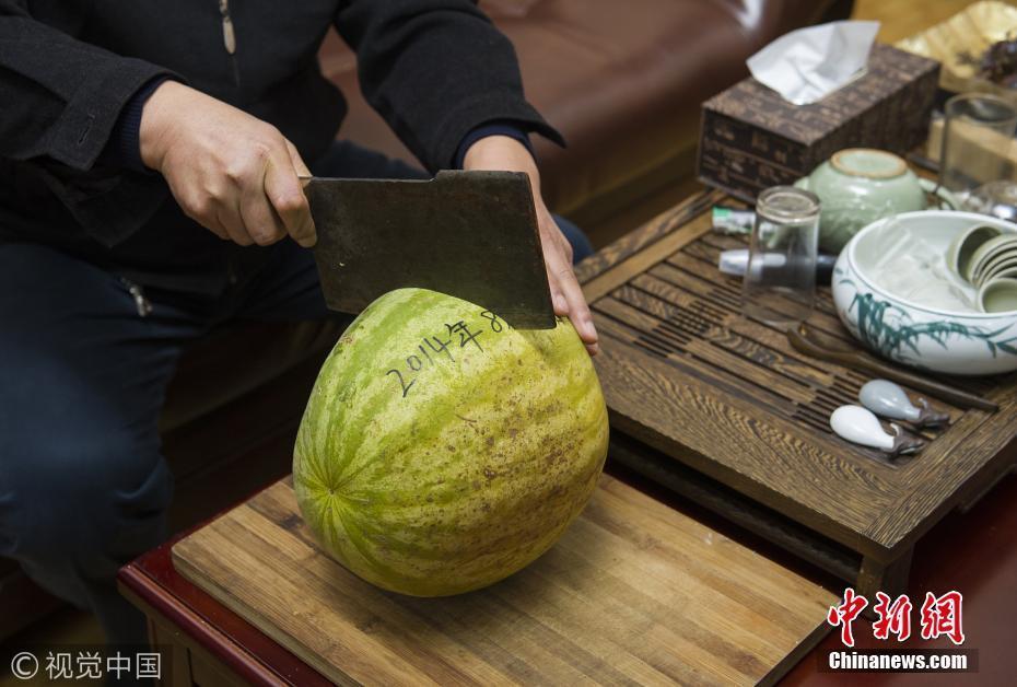 2017年10月18日消息，西安的牛先生有一个放置了很久的西瓜，他回忆说是朋友三年前送来的，一直放在角落里。牛先生现场将瓜切开，扑鼻而来的是一股清新的西瓜香味。图片来源：视觉中国