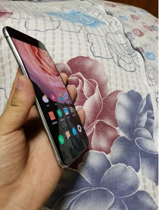 网友发生车祸小米6被车撞弯, 又一曲面屏手机