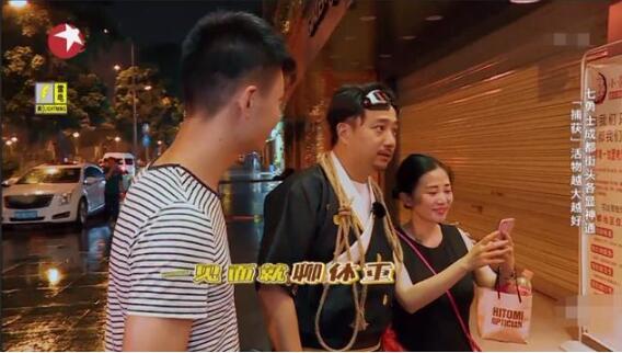 黄磊把手放在女生身上 被网友骂是咸猪手 黄磊把手放在女生身上 被网友骂是咸猪手