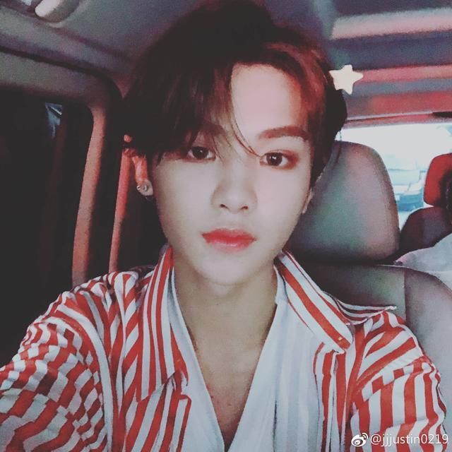 02年被称为漂亮男孩诞生元年,丁程鑫黄明昊南