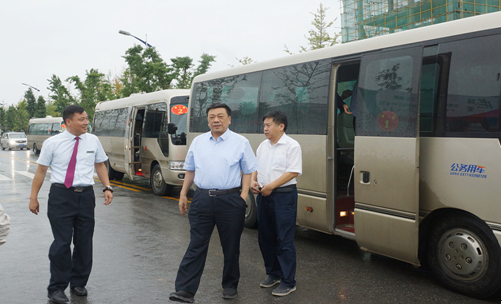 刘永国,常务副县长李文鹏等领导的陪同下,带领南阳市观摩团70余人莅临