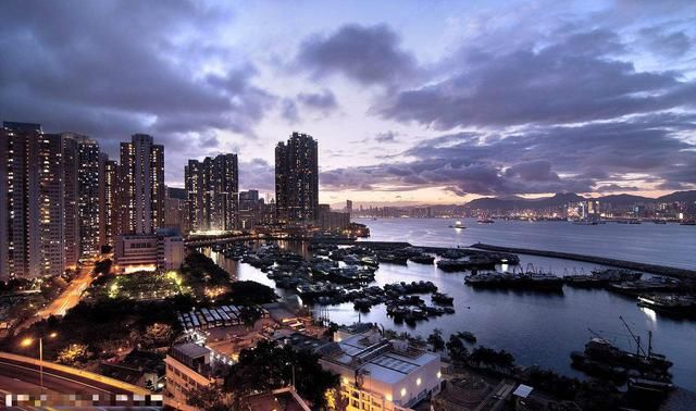 为什么内地人不去香港打工呢?香港洗完的每月