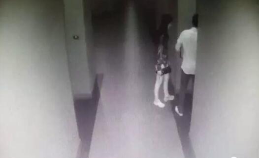 警方通过调取酒店的监控录像发现，事发前的7月26日晚上22:41分，死者跟一名年轻男子进入到酒店房间，而7月27日凌晨1:55分，该男子独自离开房间，然后再也没有出现过，而死者的奔驰汽车也一同不翼而飞。