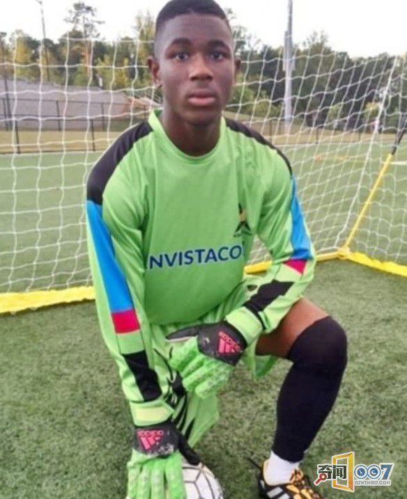 高中生踢足球倒地撞头 昏迷3天醒来不会说英语