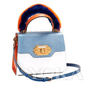 王俊凯和迪丽热巴看秀归来 机场街拍摆酷献吻