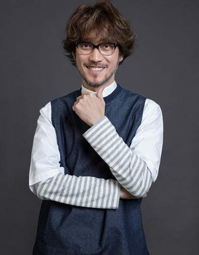 周传雄熟男写真曝光 白色情人节恋上"萌叔"