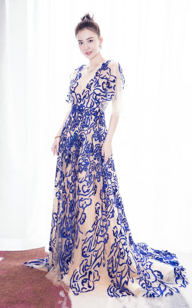 吕佳容时尚盛典化身“蓝精灵” 获最具潜力女演员奖(图1)