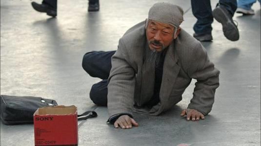 乞丐进饭店讨饭,经理赶他走,老板却来喊了一声"爸"