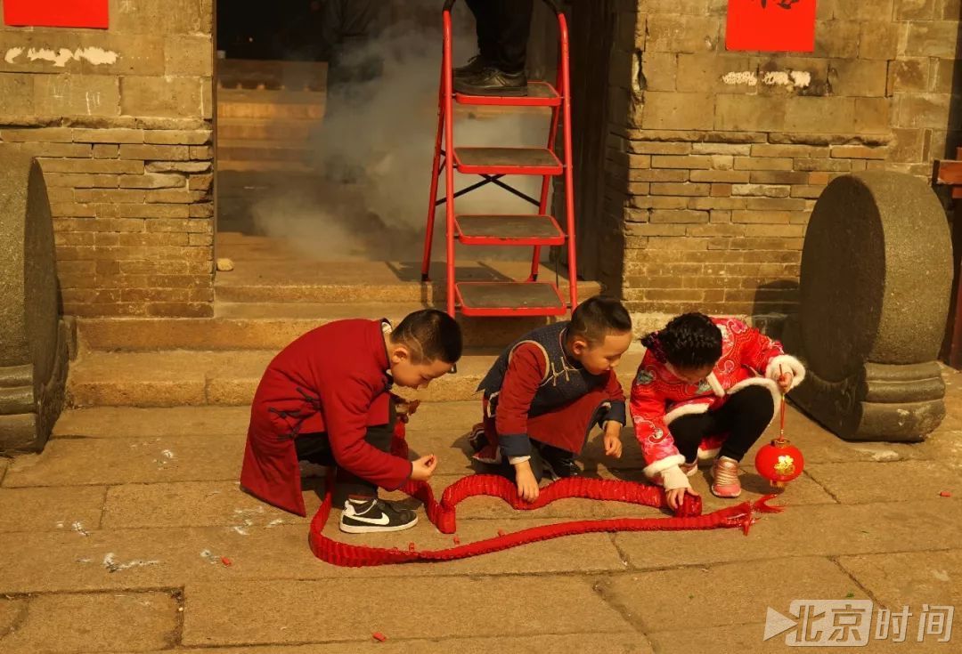 小孩放鞭炮照片图片