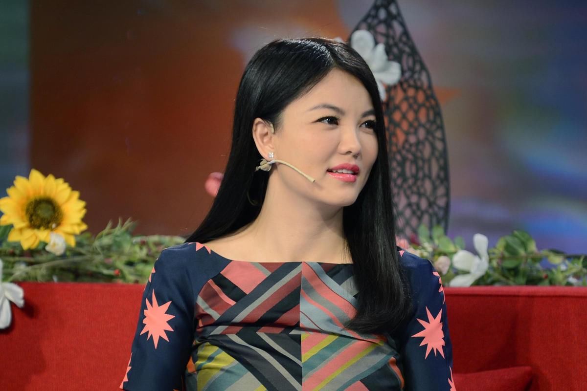 她当主持人红过李湘,却在巅峰期下嫁穷小子,今43岁直播认不出