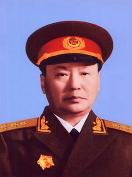 乌兰夫(1906—1988)内蒙古土默特左旗人
1925年9月转入中国共产党。抗日战争爆发后，率部在归绥（今呼和浩特）南部地区阻击日军进犯。后转战于陕北神木、府谷地区，与中共中央取得联系，奉命进驻伊克昭盟，堵截日伪军南渡黄河。同时积极组建武工队、宣传队，深入开展抗日民族统一战线工作。1941年调至延安，任民族学院教育长、陕甘宁边区民族事务委员会主任委员。新中国成立初期，任中央人民政府委员、政务院民族事务委员会副主任委员兼中央民族学院院长、中共内蒙古自治区委员会书记、中共中央内蒙古分局书记、内蒙古自治区人民政府主席、内蒙古军区司令员兼政治委员。1954年起任国务院副总理兼中央民族事务委员会主任，中共中央华北局副书记、第二书记，中共内蒙古自治区委员会第一书记、自治区人民委员会主席、内蒙古大学校长、自治区政协主席。1977年任中共中央统战部部长。1983年在第六届全国人民代表大会上被选为中华人民共和国副主席。1955年获一级解放勋章。来源：《中国共产党新闻网》