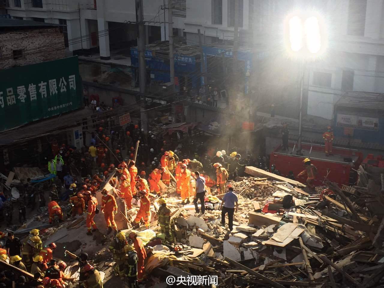 另一位住在161号的居民告诉“北京时间”，“我们睡得比较迟，两点多才睡觉，当时‘轰’的一声把我们都震醒了”。