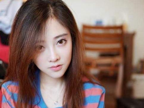 全国最红女主播冯提莫走在路上被抓拍到真实容