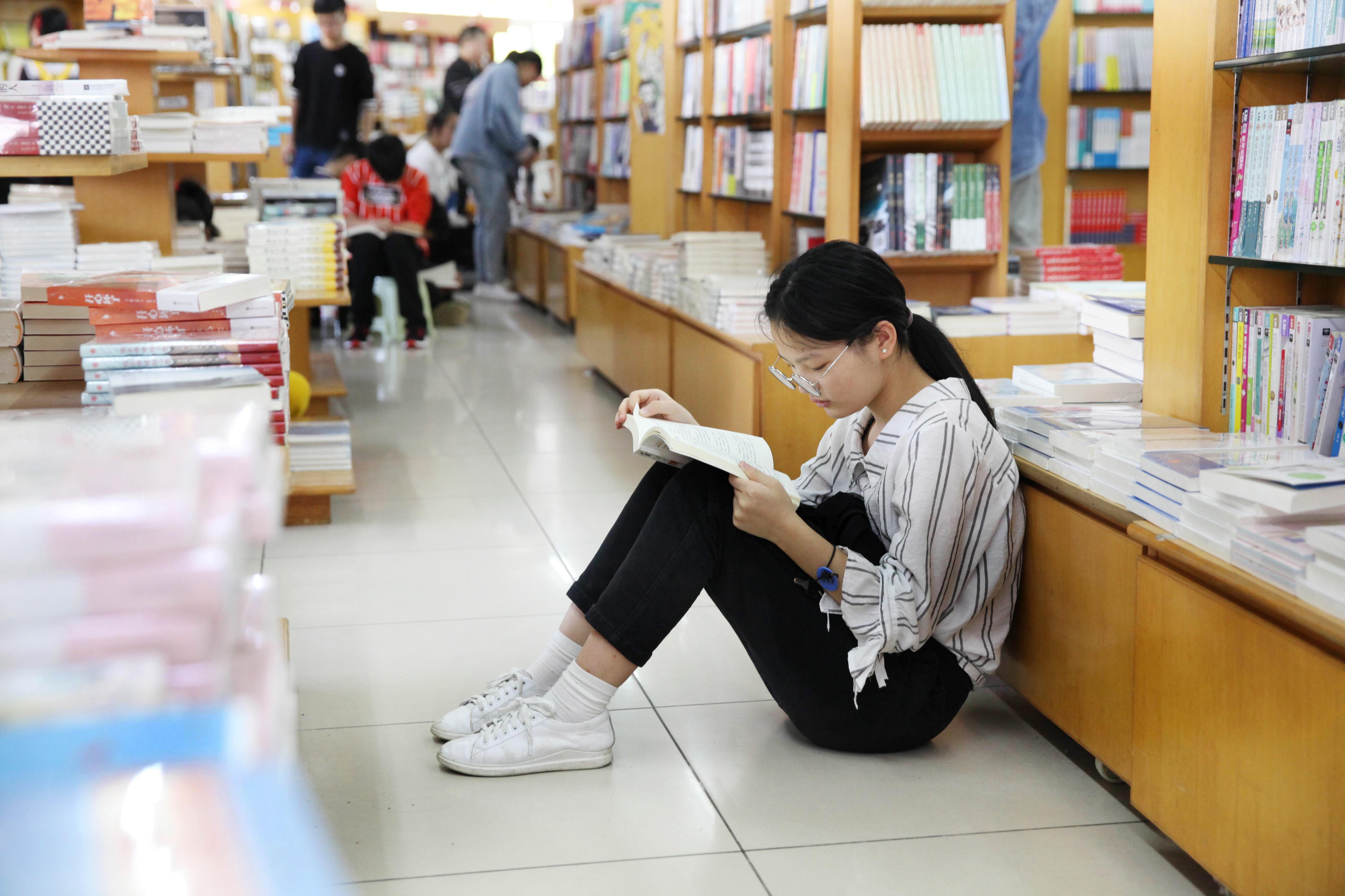 去书店读书照片女孩图片