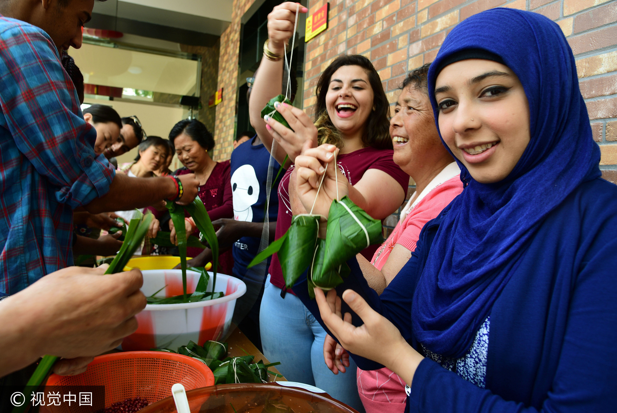 江苏镇江:外国留学生体验端午节 江苏镇江:外国留学生体验端午节