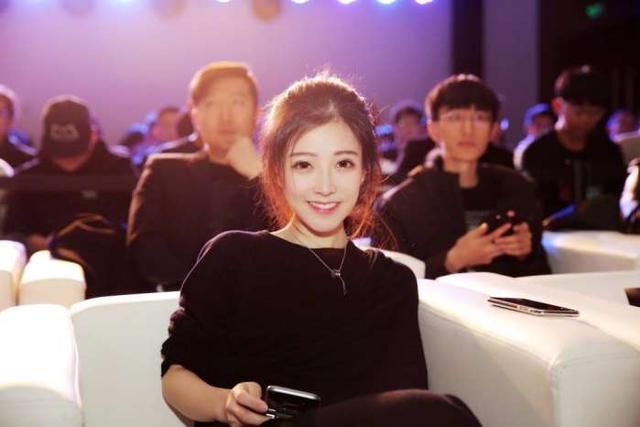 冯提莫能火不无道理,深受斗鱼小土豪喜欢,伯爵