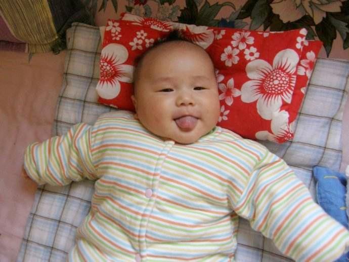半岁婴儿在睡梦中死去, 只因家长无知的行为!