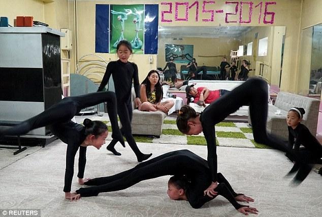 她们每天放学后就去训练，花4个小时练习双弯曲。监督她们的是22岁的乌兰果，因为受伤被迫放弃成为柔术表演者的梦想。