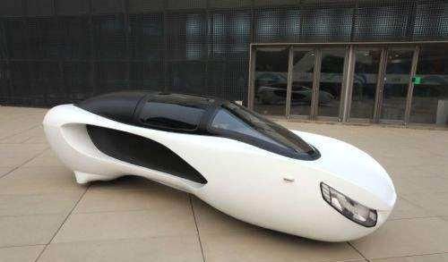 再也不用担心女司机了!中国纯电动双轮汽车,能横着进停车位