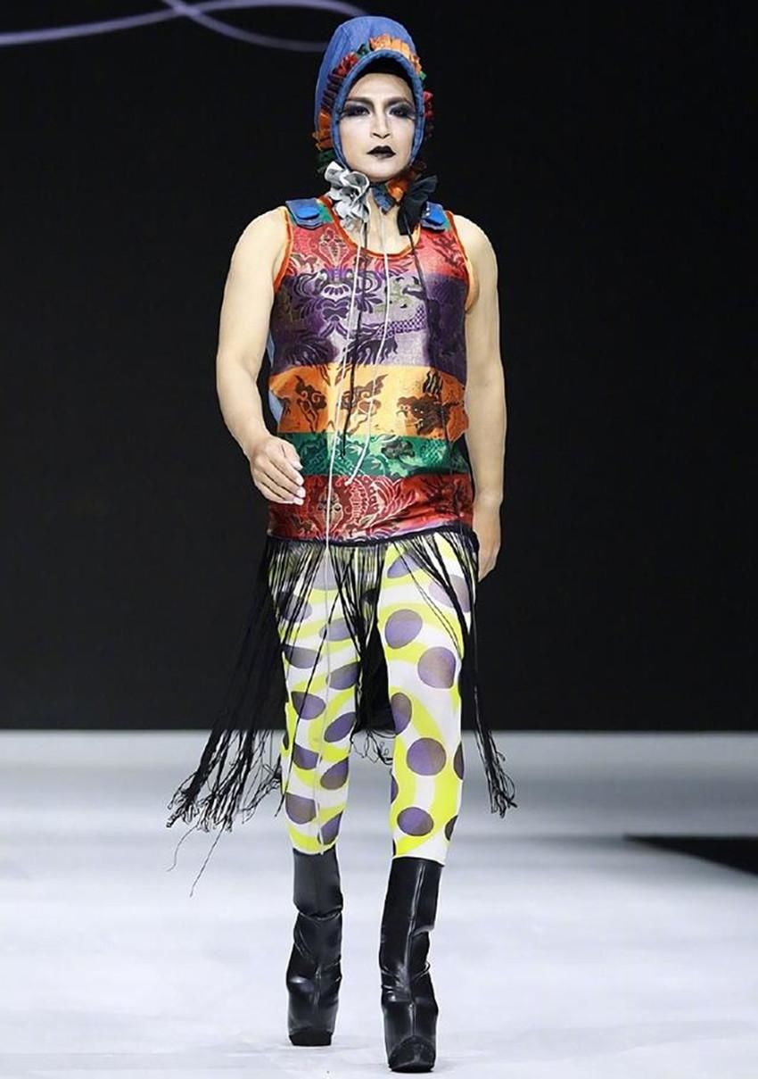 杨颖戚薇挑战无跟鞋,再看看陈志朋,两人真的